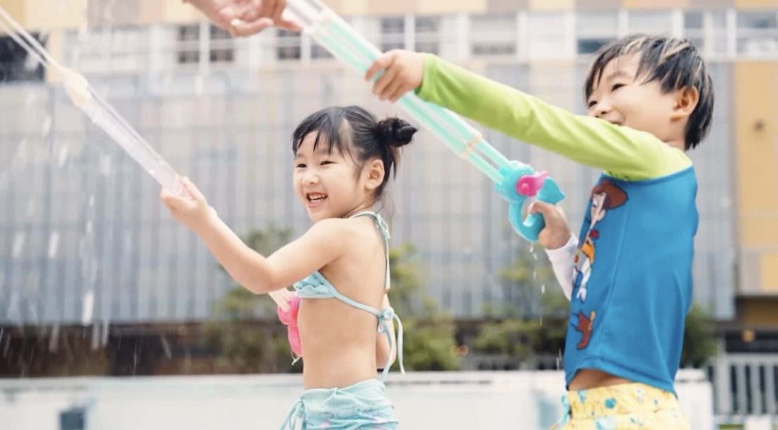 水かけ広場で水鉄砲を楽しむ子どもたち